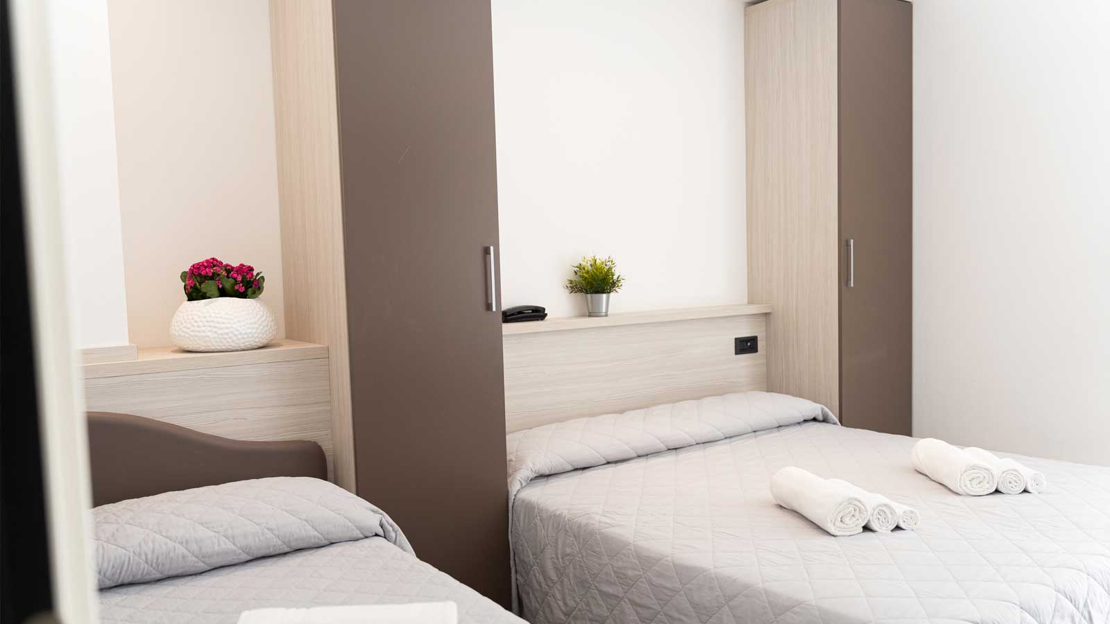 The rooms of the Hotel King
