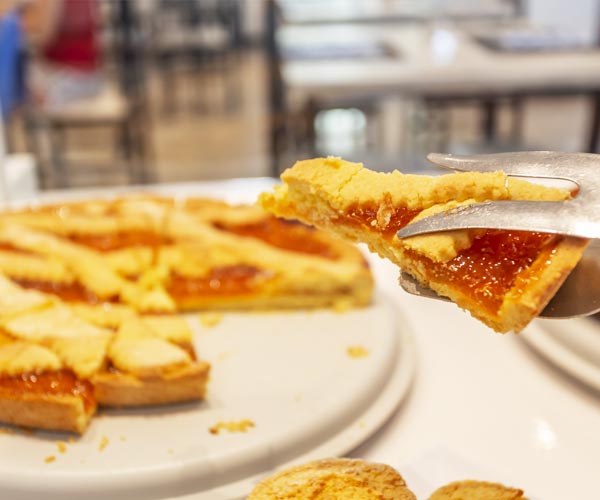 Prendere un trancio di crostata