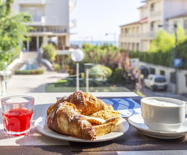 Colazione con vista fuori dall'hotel